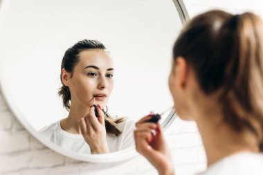 Ruj banyoda koyarak kadın.