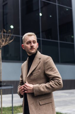 Çekici beyaz adamın yakın plan portresi. Yakışıklı bir adamın portresi..