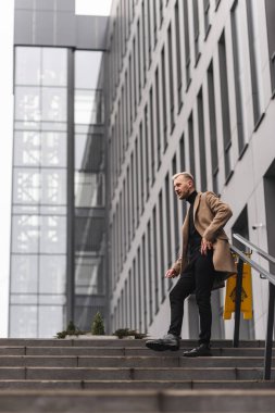 Sigaralı bir iş adamı. Modern iş adamı sigara içiyor..