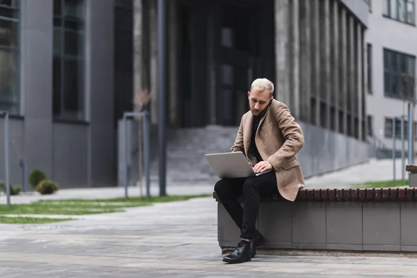 Exitoso Hombre Negocios Trabajando Portátil Hombre Negocios Trabajando Empresario Que Imagen De Stock