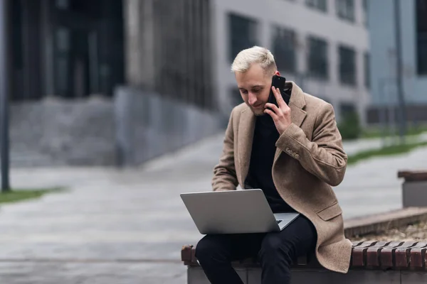 Exitoso Hombre Negocios Trabajando Portátil Hombre Negocios Trabajando Empresario Que — Foto de Stock