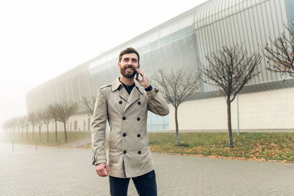 Gioioso Uomo Affari Che Balla Parla Telefono Della Sua Nuova — Foto Stock