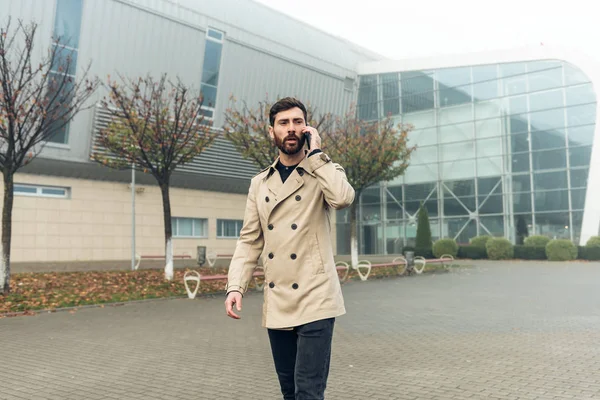 Joven Hombre Negocios Casual Usando Smartphone Entorno Urbano — Foto de Stock