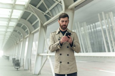 Cep telefonu kullanan işadamlarının yan görünümü.