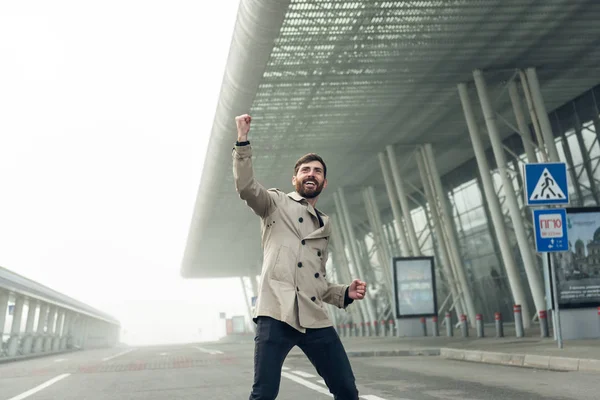 Hombre Negocios Alegre Feliz Está Bailando Activamente Aeropuerto — Foto de Stock