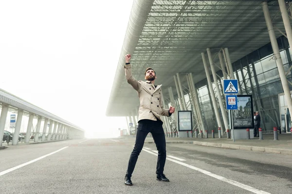 Neşeli ve mutlu iş adamı aktif olarak sokakta dans ediyor. Gri bir takım elbise giyiyor. Güneşli Gün.