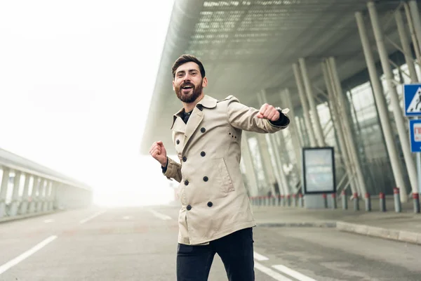 Hombre Negocios Alegre Feliz Está Bailando Activamente Una Calle Lleva — Foto de Stock