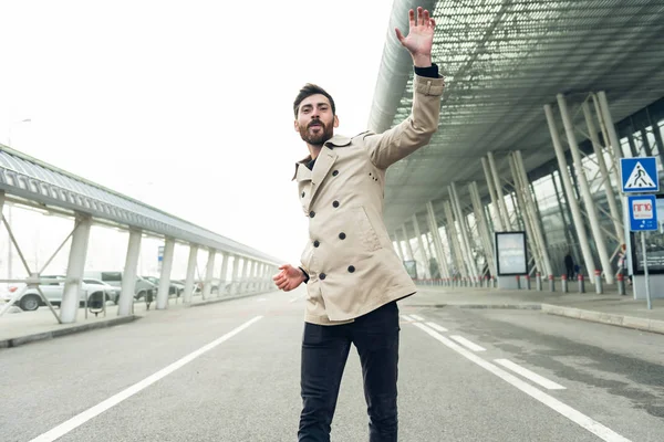 Gioioso Uomo Affari Che Balla Parla Telefono Della Sua Nuova — Foto Stock