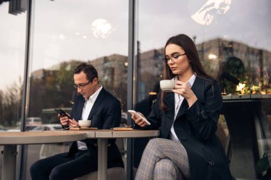 İş arkadaşları iş başında. Bir grup genç iş adamı modaya ayak uydurdu.