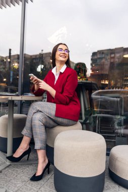 Modern iş kadını dışarıda çalışıyor. Mutluluk ve teknoloji