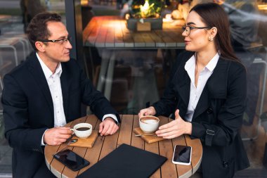 Takım çalışması. Kafede ortakların iş toplantısı.