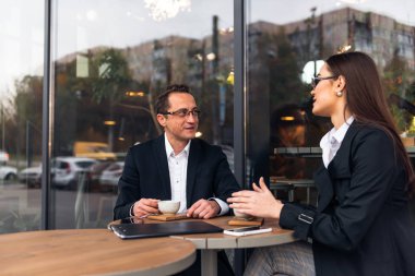 İş arkadaşları iş başında. Bir grup genç iş adamı modaya ayak uydurdu.