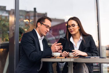 Kafedeki işadamları, teneffüste çalışıyorlar..