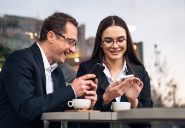 İş arkadaşları iş başında. Bir grup genç iş adamı modaya ayak uydurdu.