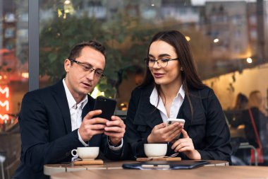 İş arkadaşları iş başında. Bir grup genç iş adamı modaya ayak uydurdu.