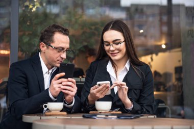 İş arkadaşları çalışıyor..