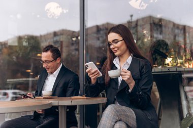 Kafedeki işadamları, teneffüste çalışıyorlar..