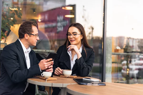 Kafedeki işadamları, teneffüste çalışıyorlar..