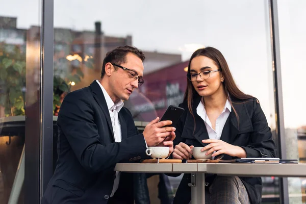 Kafedeki işadamları, teneffüste çalışıyorlar..