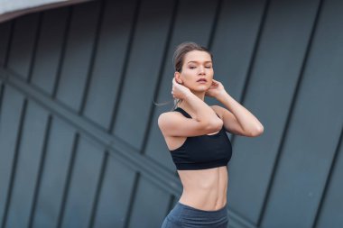 Kadın dinleniyor ve şişe su içiyor..