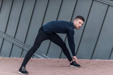 Erkek sporcu ısınma egzersizleri yapıyor. Spor, egzersiz, sağlıklı yaşam tarzı konsepti.