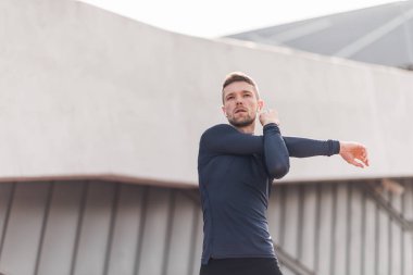 Şehirdeki moda spor giyim sektöründe erkek fitness modeli.