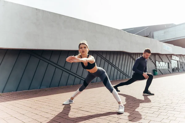 Güzel fitness sporcusu ve spor giyimli formalı sporcular.,