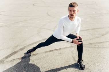 Harika bir çalışmadan sonra esneme hareketleri. Spor, egzersiz, sağlıklı yaşam tarzı konsepti.