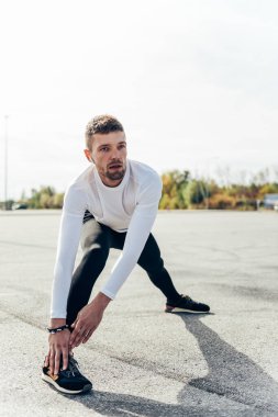 Harika bir çalışmadan sonra esneme hareketleri. Spor, egzersiz, sağlıklı yaşam tarzı konsepti.