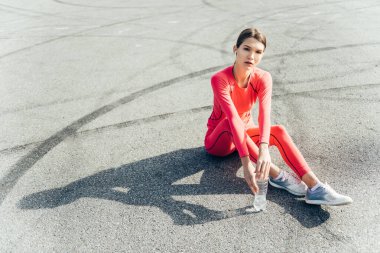 Eğitimden sonra dinlenen kadın.