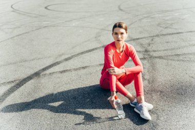 Eğitimden sonra dinlenen kadın.