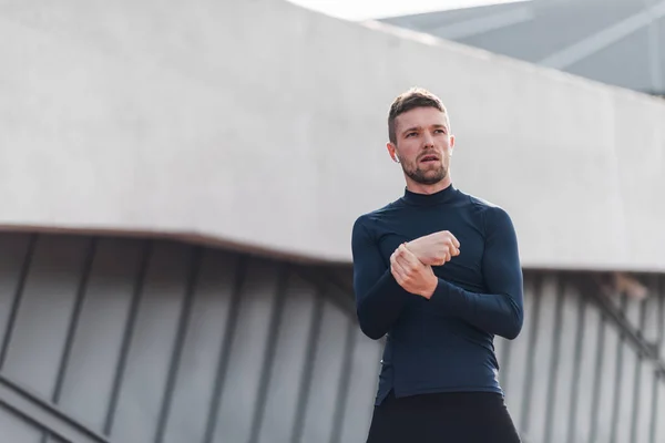 Şehirdeki moda spor giyim sektöründe erkek fitness modeli.