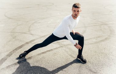 Harika bir çalışmadan sonra esneme hareketleri. Spor, egzersiz, sağlıklı yaşam tarzı konsepti.