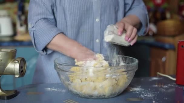 家庭のキッチンでペストリーを焼くシニア女性 祖母の料理 小麦粉で生地を準備し おばあちゃんの手を閉じます シニア女性ベーキングペストリーで彼女のホームキッチン — ストック動画