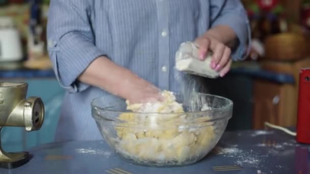 Seniorin Backt Teig Ihrer Heimischen Küche Großmutter Kocht Bereitet Teig — Stockvideo