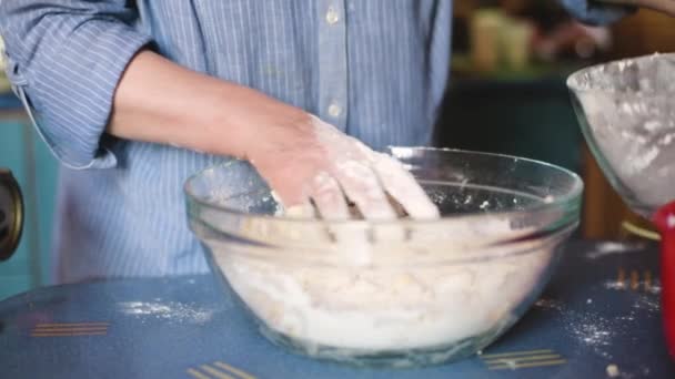 老年妇女在自家厨房烘焙糕点 奶奶做饭 用面粉准备面团 奶奶的手紧握着 老妇人在自家厨房烘焙糕点 — 图库视频影像