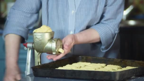 Avó Cozinhar Preparando Massa Farinha Mãos Avó Fecham Senior Mulher — Vídeo de Stock