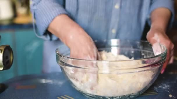 Starsza Kobieta Piecze Ciasto Swojej Kuchni Babcia Gotuje Przygotowuje Ciasto — Wideo stockowe