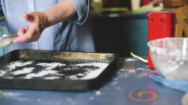 女性はふるいを通して小麦粉をふるいます 選択的フォーカス おいしい料理 レシピ — ストック動画