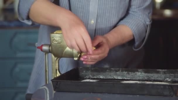 Cocinar Galletas Con Ingredientes Mesa Usando Una Picadora Carne Galletas — Vídeo de stock