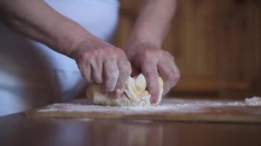 Diz çökmek ekmek veya makarna yapımında kullanılan bir süreçtir. Malzemeleri karıştırmak ve nihai ürüne güç katmak için kullanılır. Bunun önemi un ve suyun karışımında yatıyor..