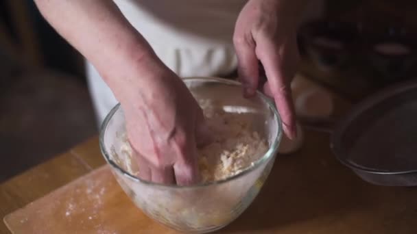 Zbliżenie rąk samic mieszających mąkę z jajkiem. Proces robienia zbliżenia ciasta. Kobiece ręce zarabiające na pizzy. — Wideo stockowe