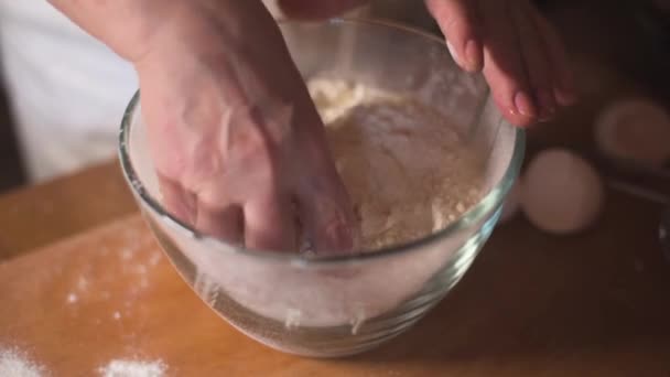 将面粉和鸡蛋混合在一起的雌性手的特写 制作面团特写的过程 — 图库视频影像