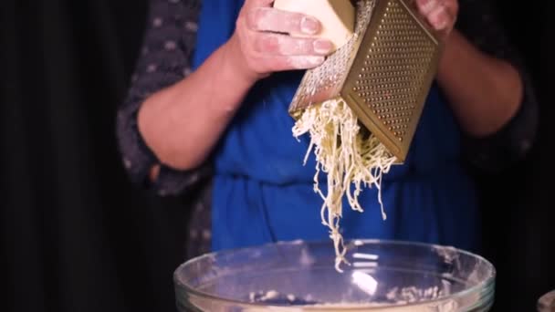 La abuela cocinando frota un pedazo de mantequilla en un rallador. Margarina es producida y aplastada. Moción lenta — Vídeos de Stock