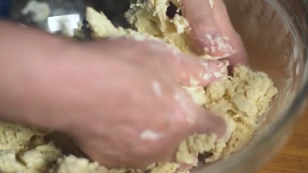 奶奶做饭 用面粉准备面团 奶奶的手紧握着 老妇人在自家厨房烘焙糕点 — 图库视频影像