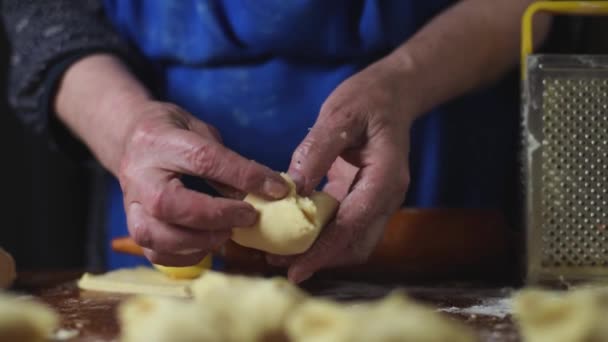 Η γιαγιά φτιάχνει μπισκότα. Σπιτικό ψήσιμο, σπιτική μηλόπιτα. — Αρχείο Βίντεο