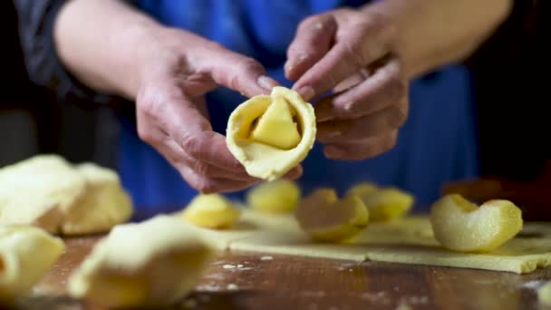 Primer plano de las manos de las mujeres hacen un pastel de manzana. Disparo en cámara lenta — Vídeos de Stock