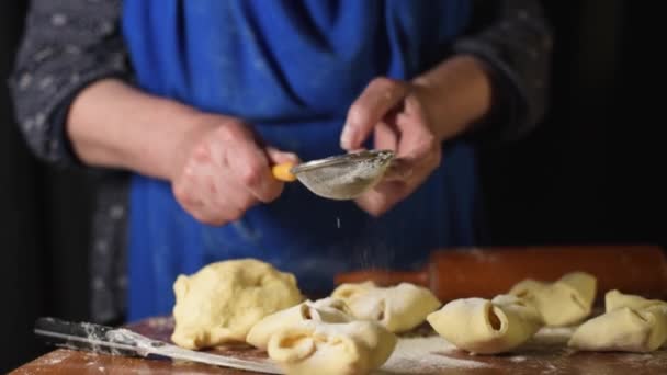 Escena casera con mujer preparando comida casera en la cocina. Actividad de bloqueo en interiores para permanecer en el concepto de casa después de la cuarentena coronavirus — Vídeos de Stock