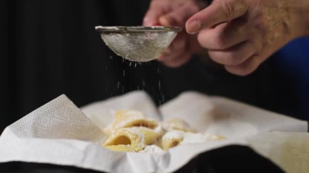 Femme met du sucre en poudre sur un biscuit aux pommes traditionnel . — Video