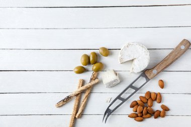 Beyaz masada lezzetli yiyecek